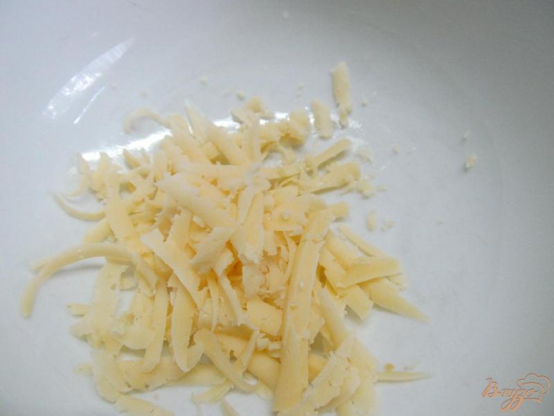 Фото приготовление рецепта: Блинчики фаршированные сыром и яблоком шаг №3