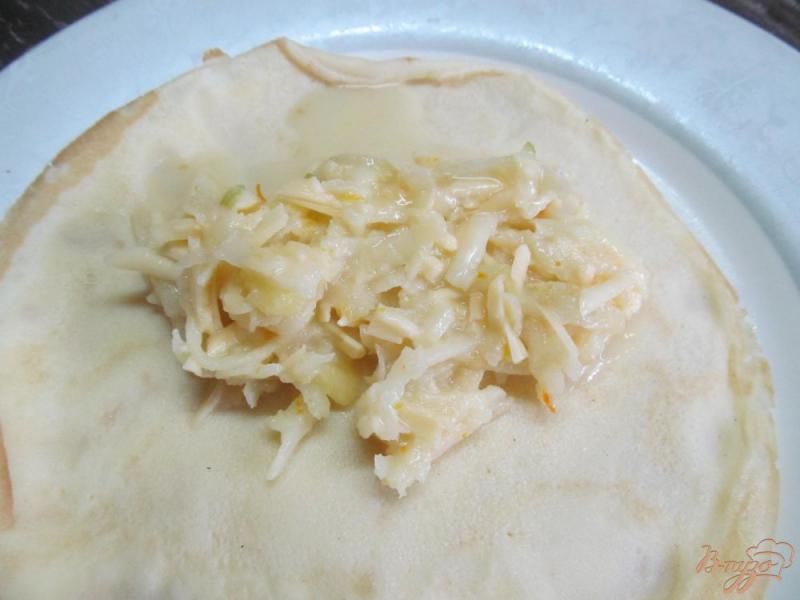 Фото приготовление рецепта: Блинчики фаршированные сыром и яблоком шаг №6