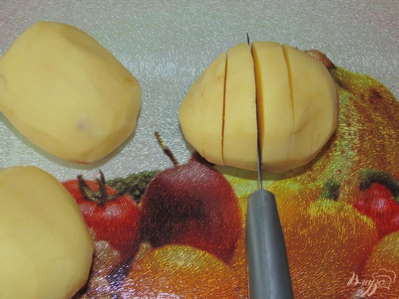 Фото приготовление рецепта: Картошка-гармошка с салом и укропом шаг №2