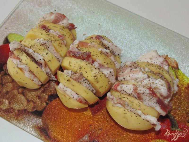 Фото приготовление рецепта: Картошка-гармошка с салом и укропом шаг №3