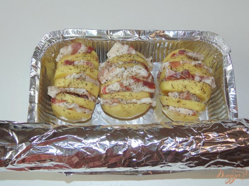Фото приготовление рецепта: Картошка-гармошка с салом и укропом шаг №4