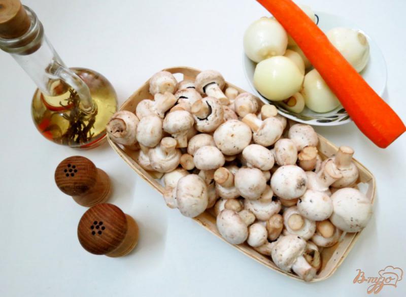 Фото приготовление рецепта: Шампиньоны жареные с луком и морковью шаг №1