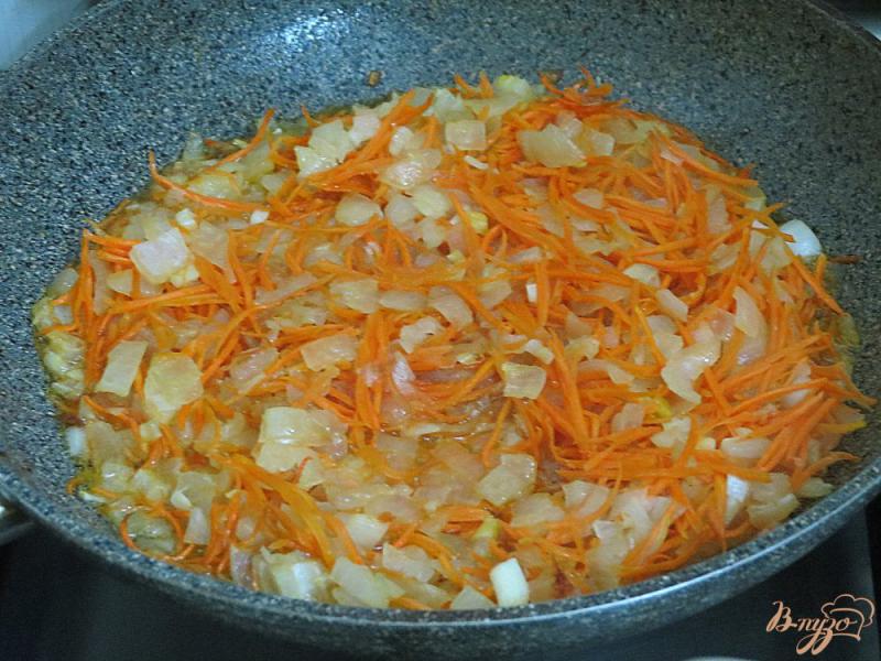 Фото приготовление рецепта: Шампиньоны жареные с луком и морковью шаг №5