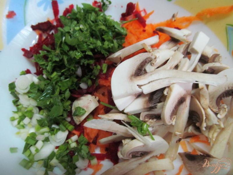 Фото приготовление рецепта: Овощной салат с грибами шаг №2