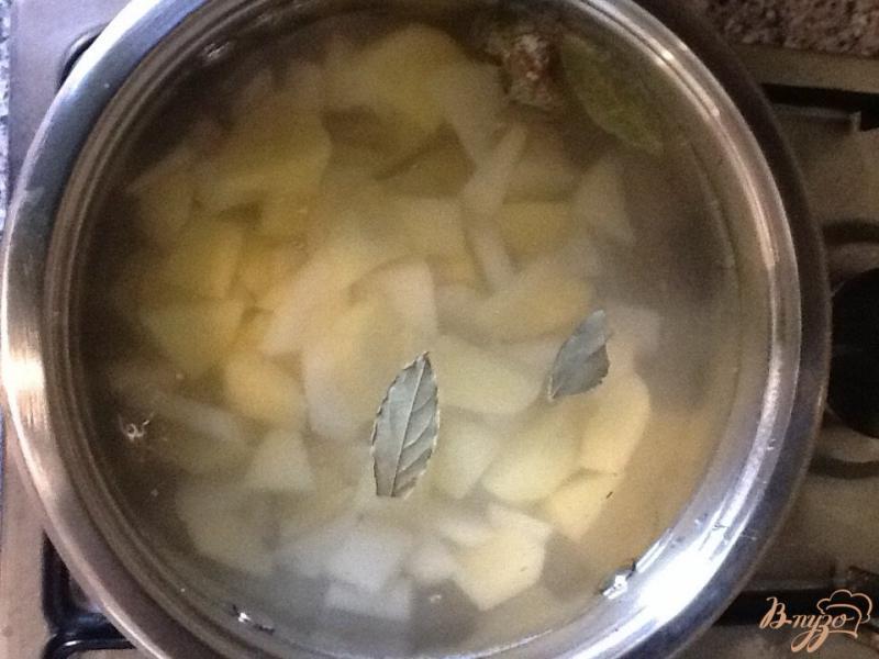 Фото приготовление рецепта: Суп с фрикадельками и цельнозерновыми макаронами шаг №4