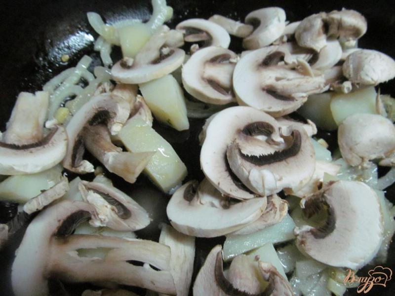 Фото приготовление рецепта: Теплый салат с курицей шаг №3