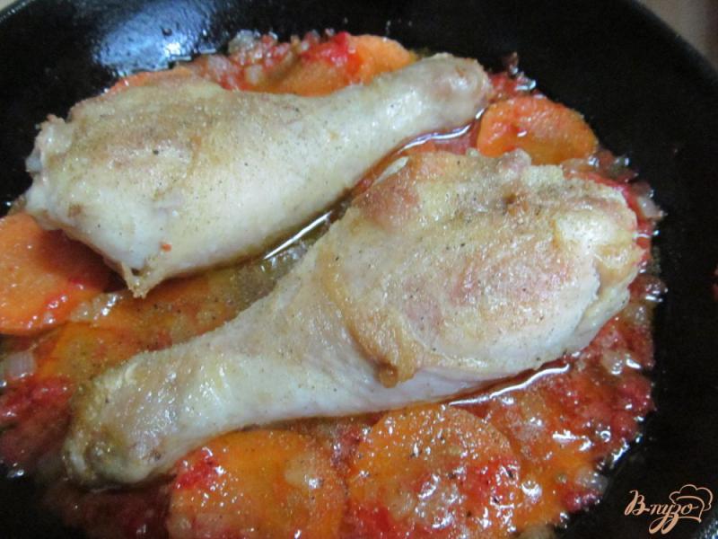 Фото приготовление рецепта: Куриные ножки под соусом с кабачком шаг №4