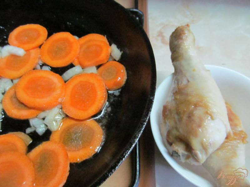 Фото приготовление рецепта: Куриные ножки под соусом с кабачком шаг №2