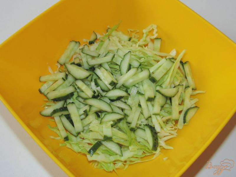Фото приготовление рецепта: Салат из молодой капусты с нутом шаг №3