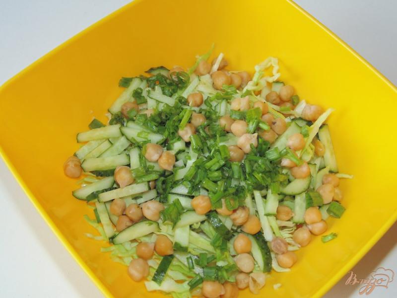 Фото приготовление рецепта: Салат из молодой капусты с нутом шаг №4
