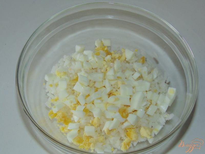 Фото приготовление рецепта: Салат из риса с плавленым сыром шаг №2