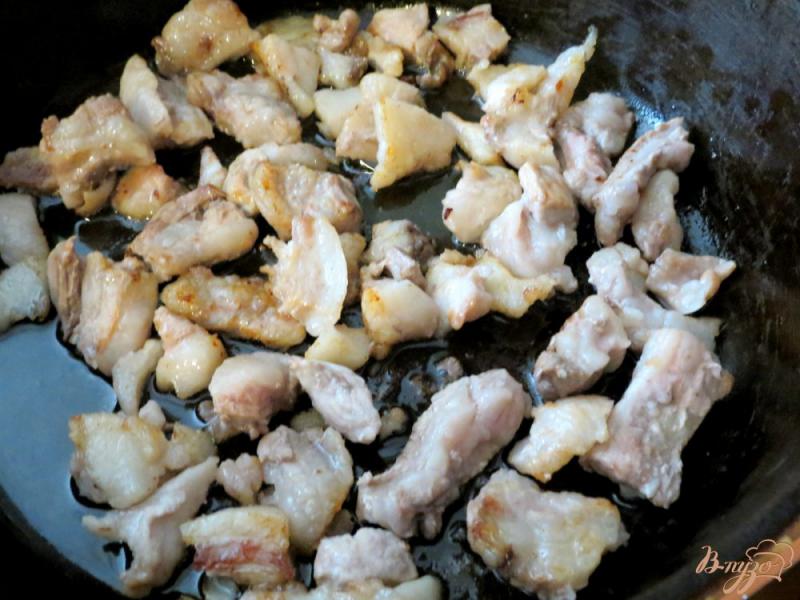Фото приготовление рецепта: Картофель жареный на свиной грудинке шаг №2