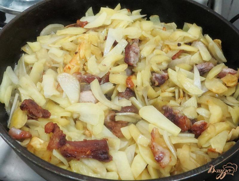 Фото приготовление рецепта: Картофель жареный на свиной грудинке шаг №4