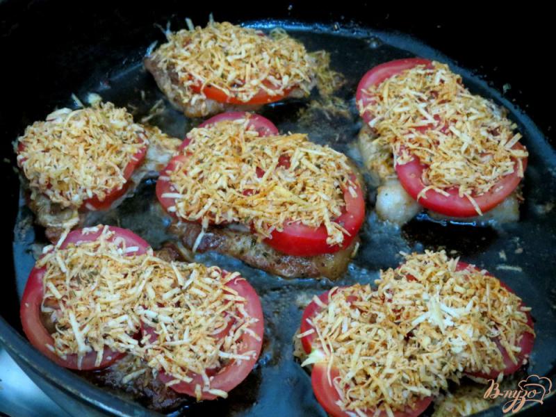 Фото приготовление рецепта: Отбивные с помидорами шаг №7