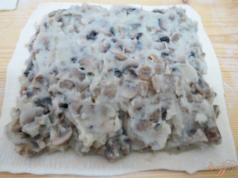 Фото приготовление рецепта: Слоёный пирог с картофелем и грибами шаг №4
