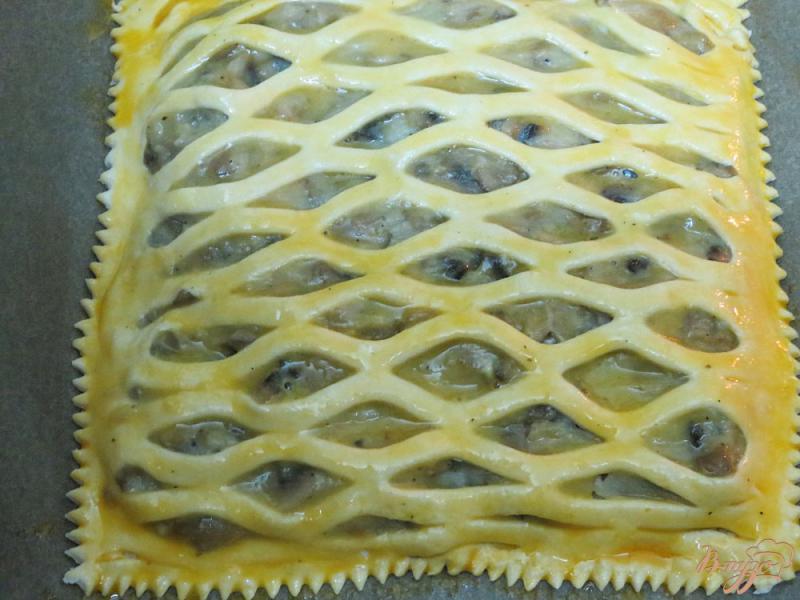 Фото приготовление рецепта: Слоёный пирог с картофелем и грибами шаг №6