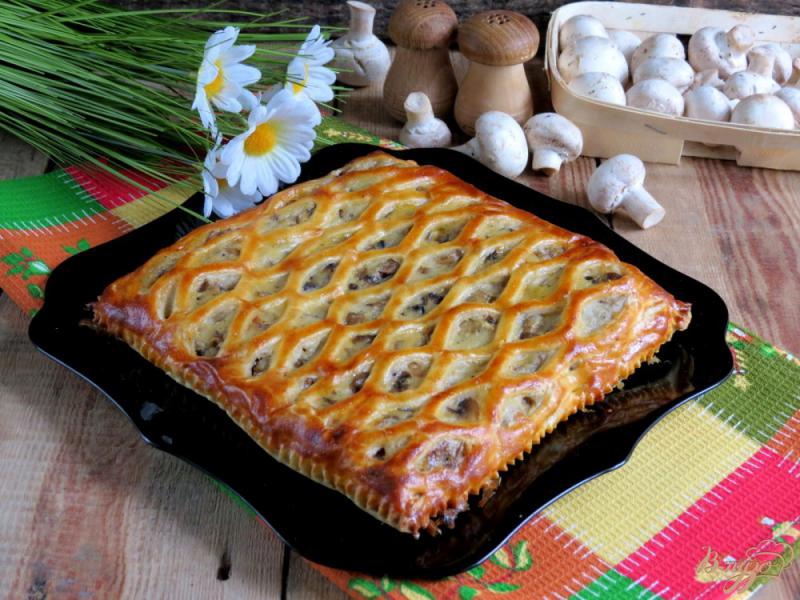 Фото приготовление рецепта: Слоёный пирог с картофелем и грибами шаг №8