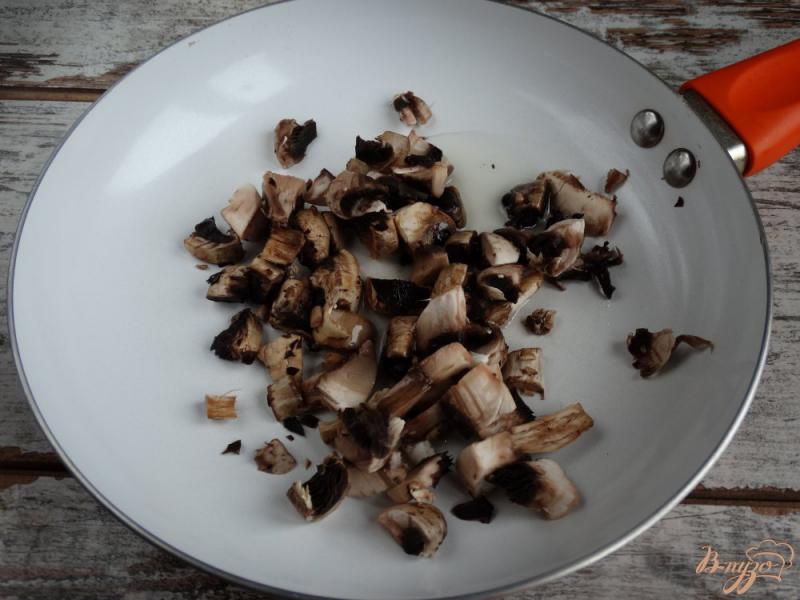 Фото приготовление рецепта: Рулетики из салата с грибами и творогом шаг №1