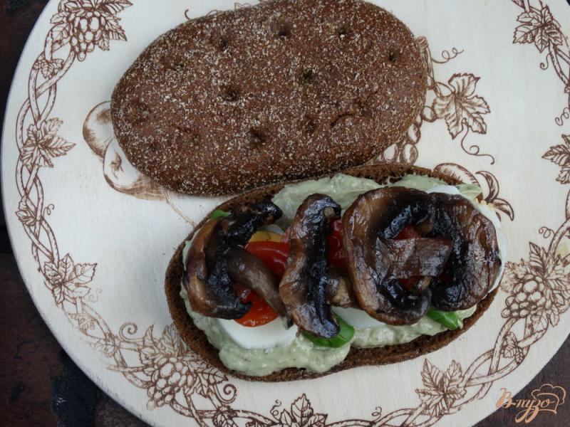 Фото приготовление рецепта: Сандвич с авокадо-соусом, яйцом, грибами шаг №6