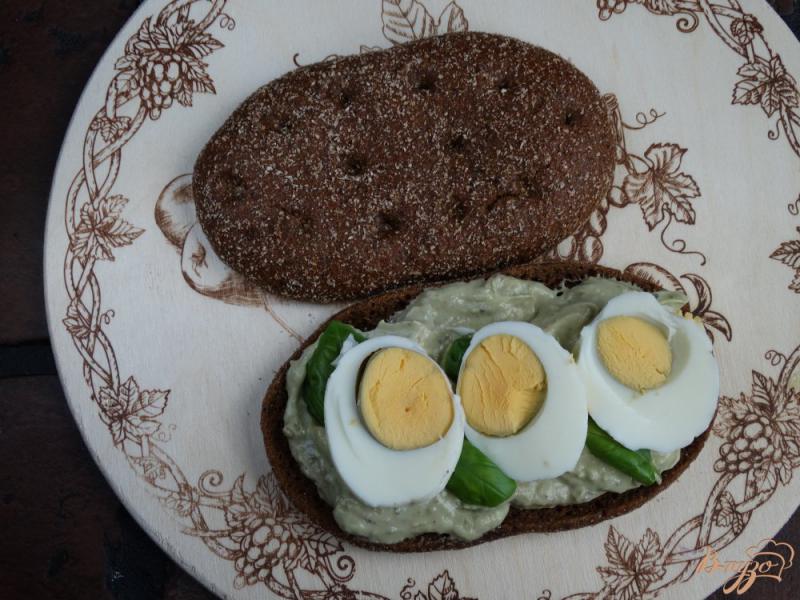 Фото приготовление рецепта: Сандвич с авокадо-соусом, яйцом, грибами шаг №4
