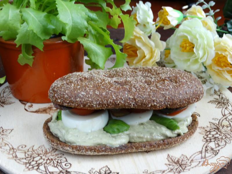 Фото приготовление рецепта: Сандвич с авокадо-соусом, яйцом, грибами шаг №7