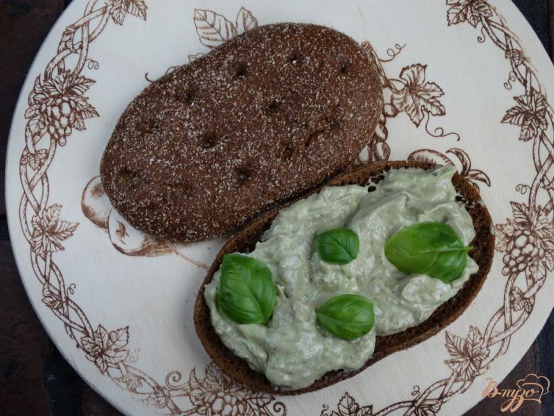 Фото приготовление рецепта: Сандвич с авокадо-соусом, яйцом, грибами шаг №3