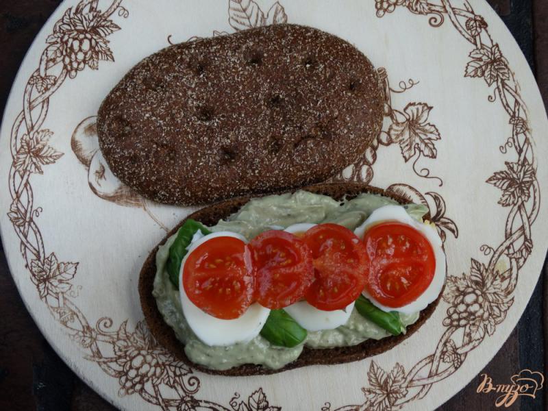 Фото приготовление рецепта: Сандвич с авокадо-соусом, яйцом, грибами шаг №5