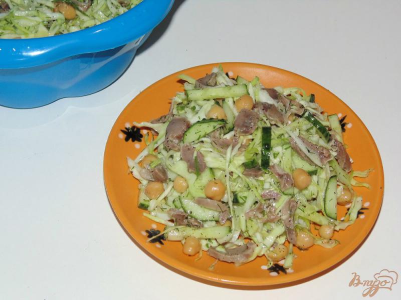Фото приготовление рецепта: Салат из молодой капусты с куриными желудками и нутом шаг №5