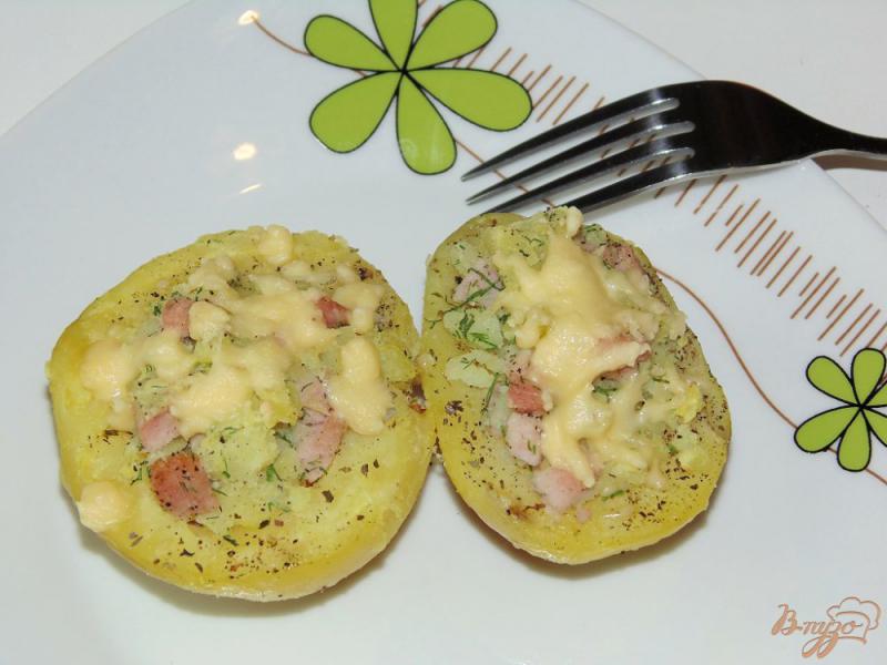 Фото приготовление рецепта: Картофель фаршированный ветчиной с сыром и зеленью шаг №6