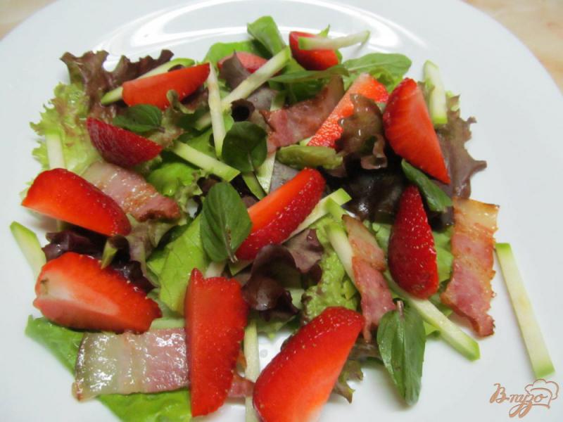 Фото приготовление рецепта: Салат из клубники с беконом и кабачком шаг №3