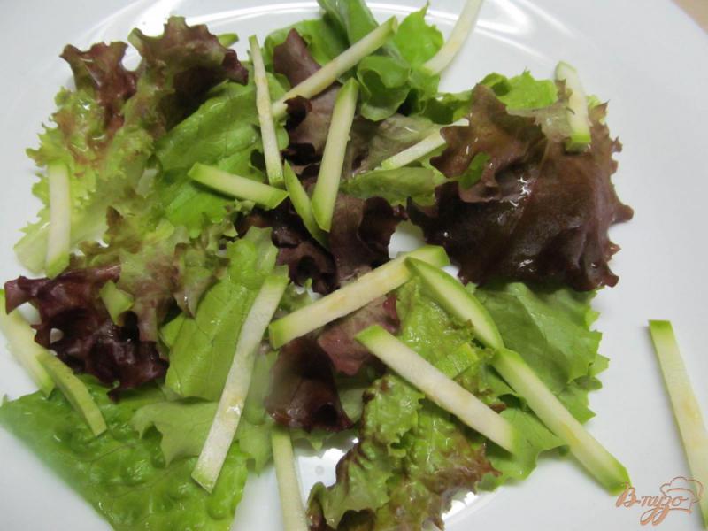 Фото приготовление рецепта: Салат из клубники с беконом и кабачком шаг №2