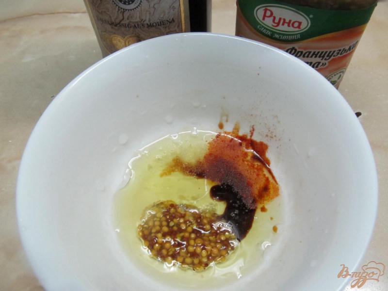 Фото приготовление рецепта: Салат из клубники с беконом и кабачком шаг №4