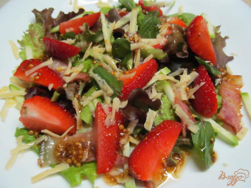 Фото приготовление рецепта: Салат из клубники с беконом и кабачком шаг №5