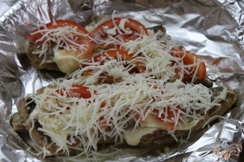 Фото приготовление рецепта: Маринованная щука в имбире и запеченная с помидорами и сыром шаг №8