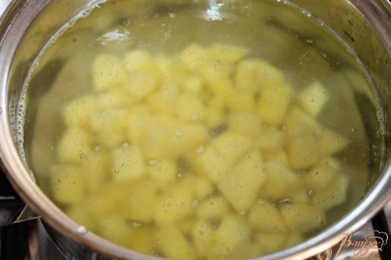 Фото приготовление рецепта: Грибной суп с свиными фрикадельками шаг №2