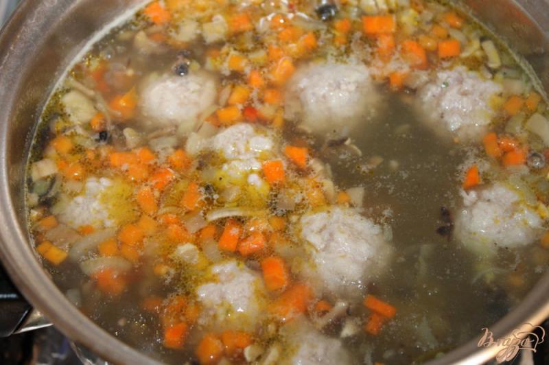 Фото приготовление рецепта: Грибной суп с свиными фрикадельками шаг №6