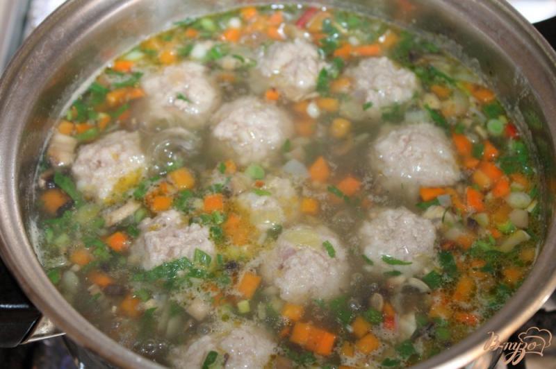 Фото приготовление рецепта: Грибной суп с свиными фрикадельками шаг №7