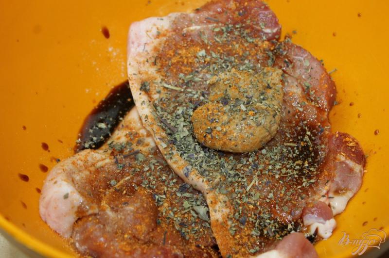 Фото приготовление рецепта: Свиной стейк в маринаде с острой горчицей и имбирем шаг №3