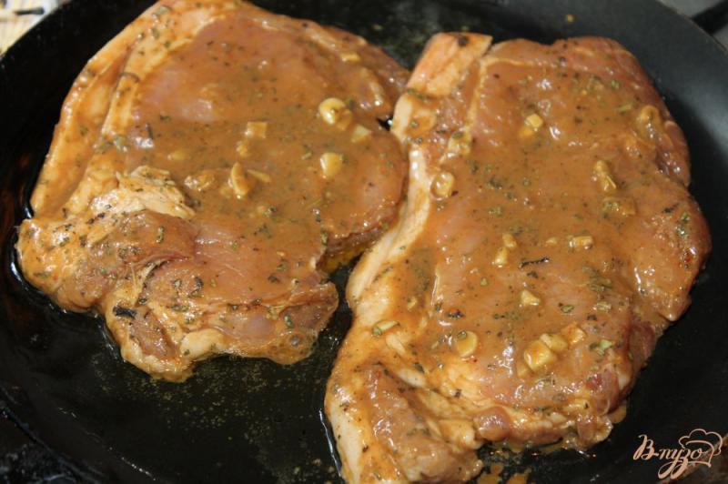 Фото приготовление рецепта: Свиной стейк в маринаде с острой горчицей и имбирем шаг №4