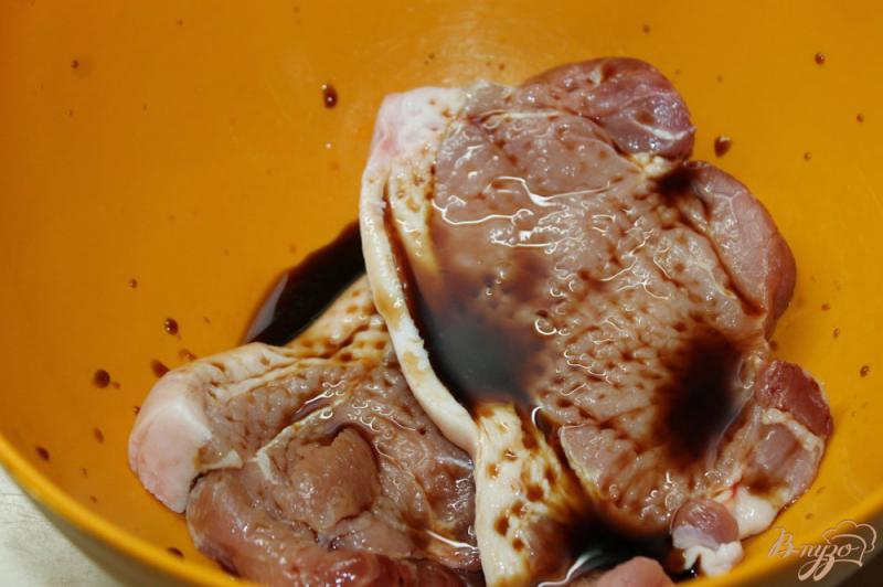 Фото приготовление рецепта: Свиной стейк в маринаде с острой горчицей и имбирем шаг №2