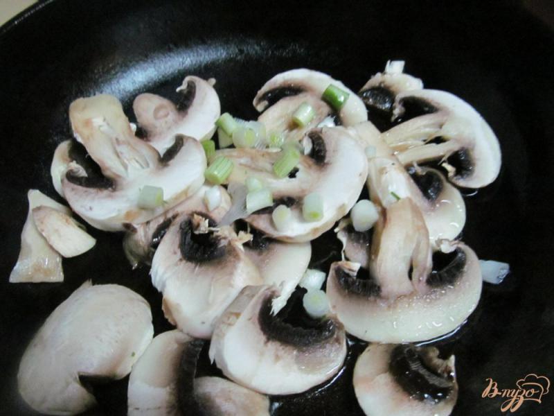 Фото приготовление рецепта: Салат из жаренных грибов редиса и огурца шаг №1