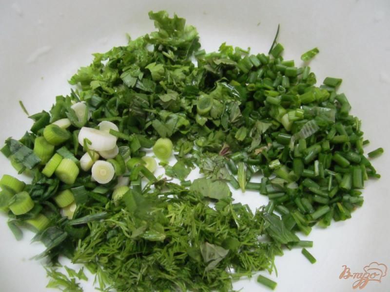 Фото приготовление рецепта: Салат из жаренных грибов редиса и огурца шаг №2