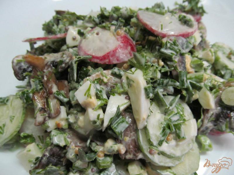 Фото приготовление рецепта: Салат из жаренных грибов редиса и огурца шаг №6