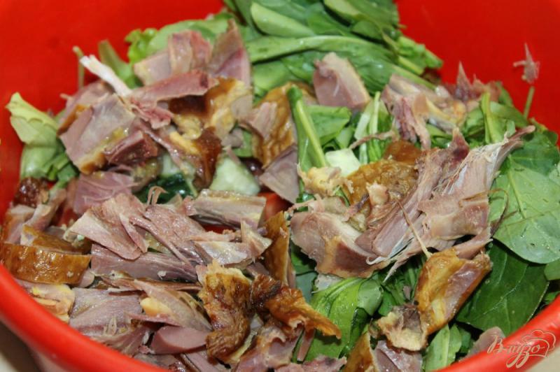 Фото приготовление рецепта: Салат с рукколой, моцареллой и копченым куриным филе шаг №4