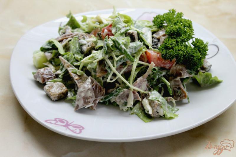 Фото приготовление рецепта: Салат с рукколой, моцареллой и копченым куриным филе шаг №7