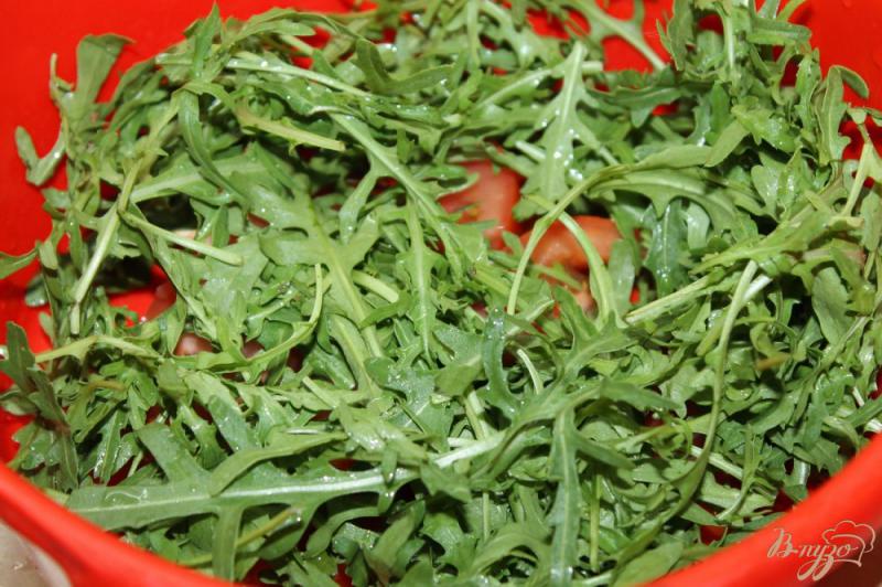 Фото приготовление рецепта: Салат с рукколой, овощами и кунжутом шаг №2