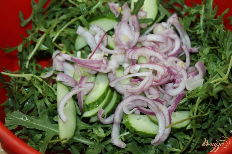 Фото приготовление рецепта: Салат с рукколой, овощами и кунжутом шаг №3