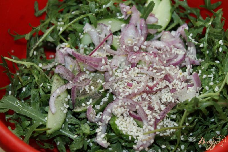 Фото приготовление рецепта: Салат с рукколой, овощами и кунжутом шаг №4