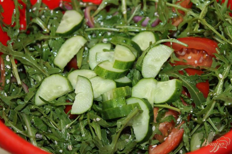 Фото приготовление рецепта: Салат с рукколой, овощами и кунжутом шаг №5
