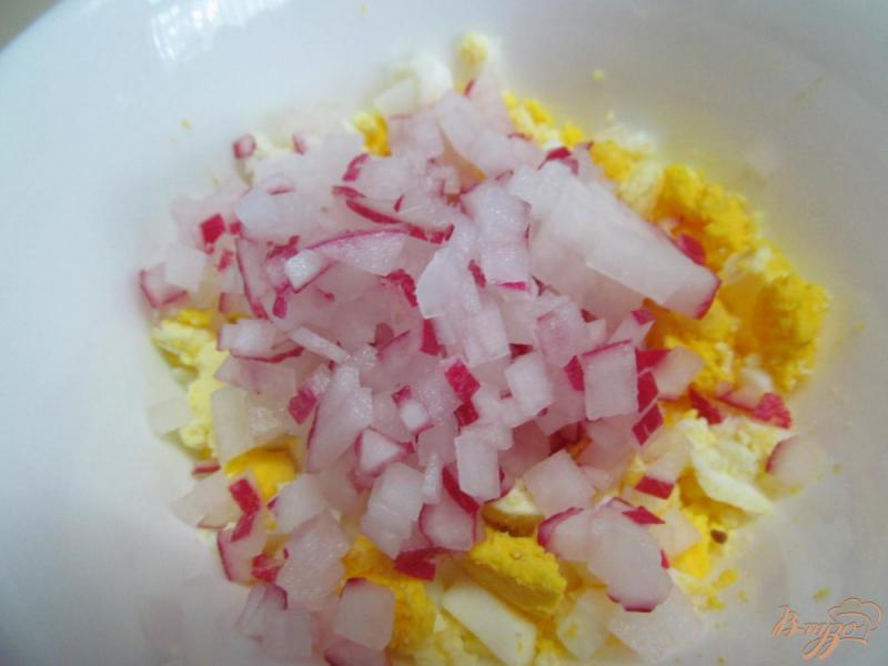 Фото приготовление рецепта: Лукошки из яйца фаршированные салатом шаг №2